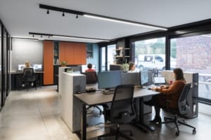 Murs, cloisons et meubles acoustiques pour un bureau décloisonné acoustiquement confortable