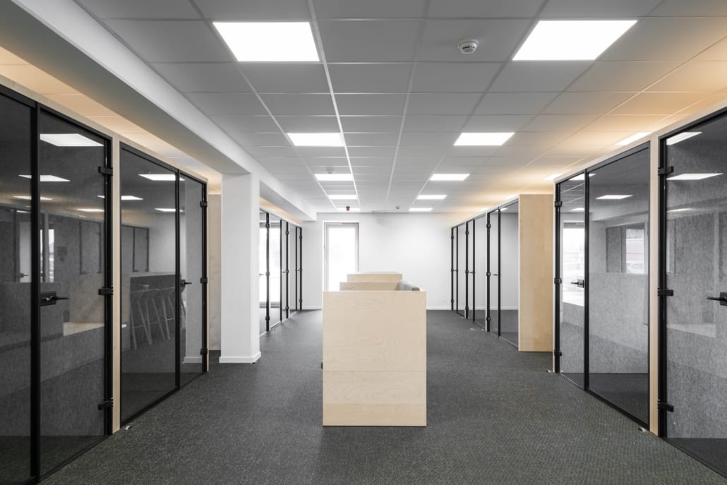 Open and closed silent boxes for an optimal acoustic office