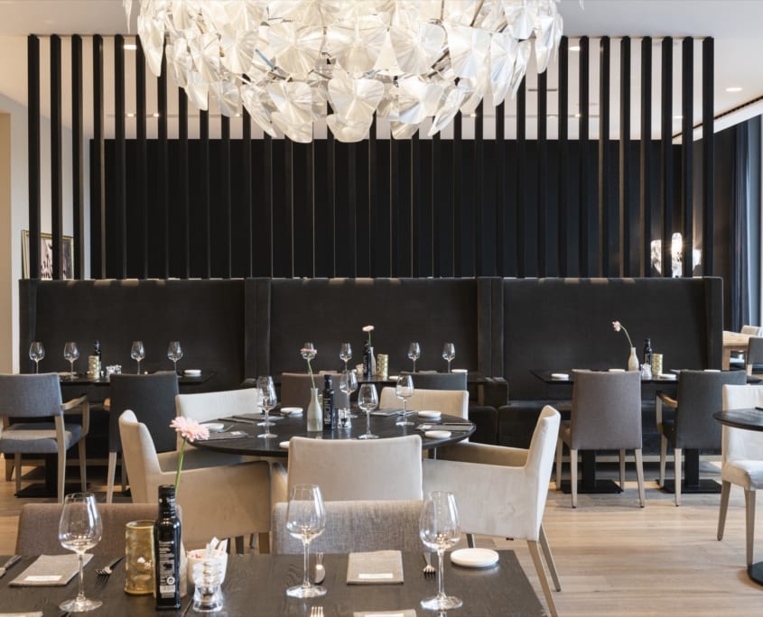 Acoustic claustra wall as a divider to guarantee privacy in the restaurant