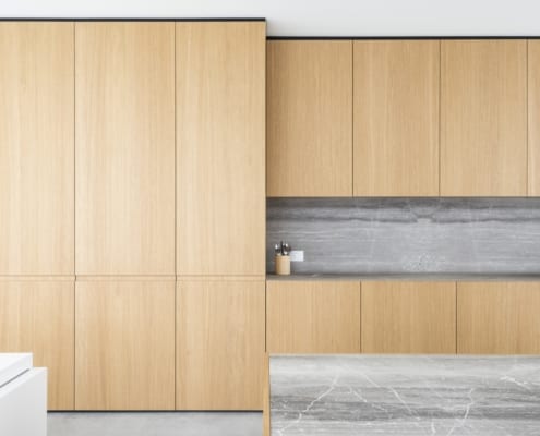 Garniture d'armoire acoustique avec placage de chêne dans une cuisine