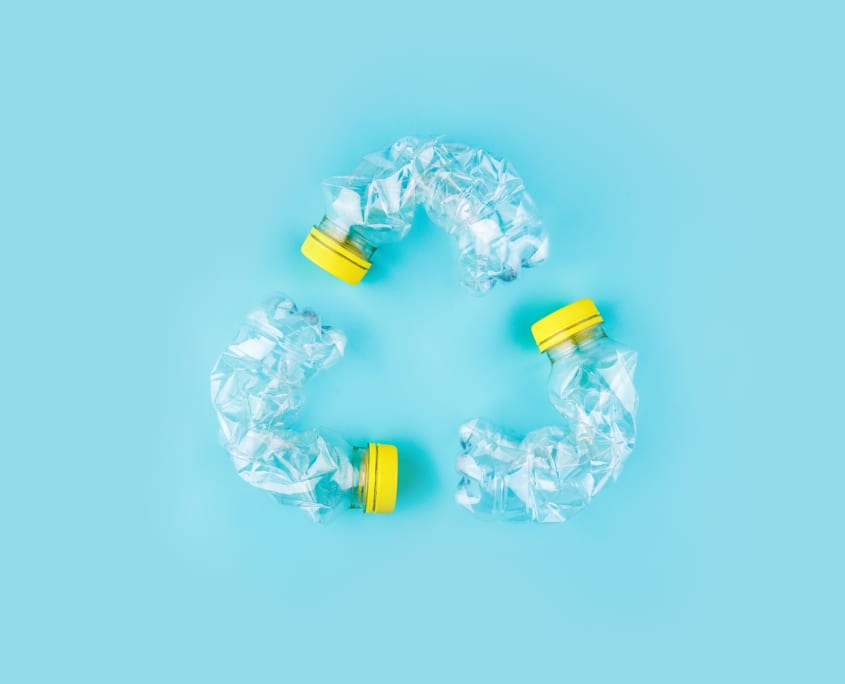 drie plastic flessen vormen een recyclage symbool