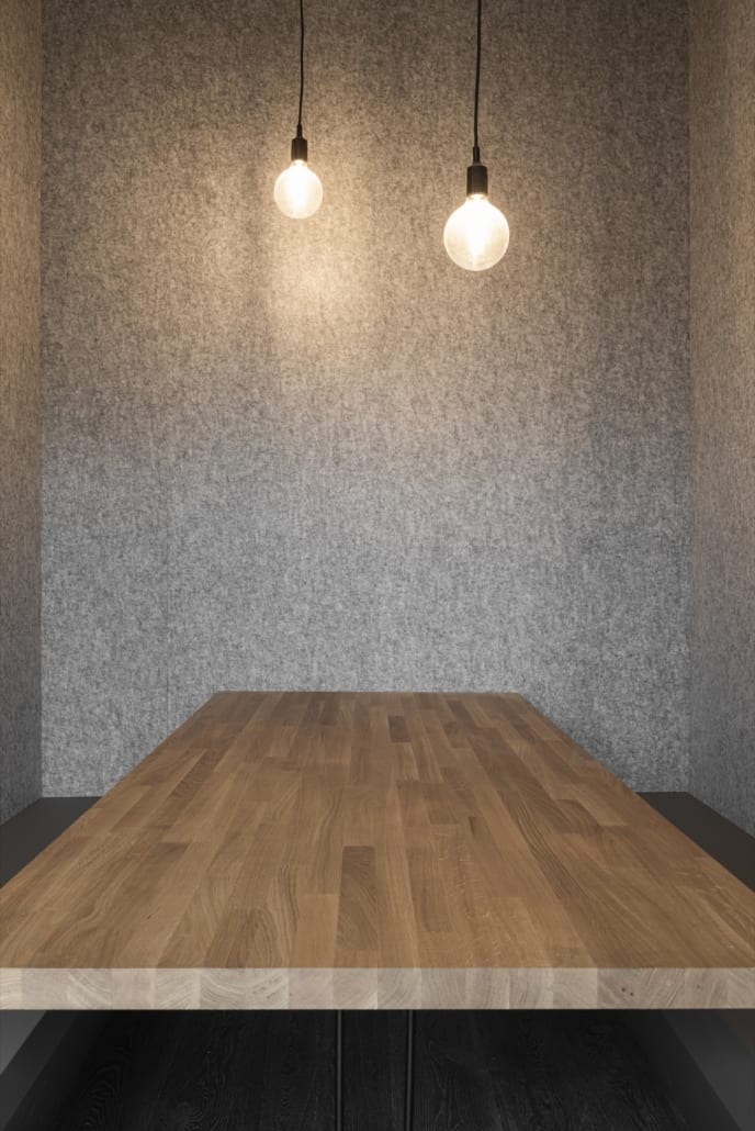 Detail acoustic wall silver with woodwork and lamps