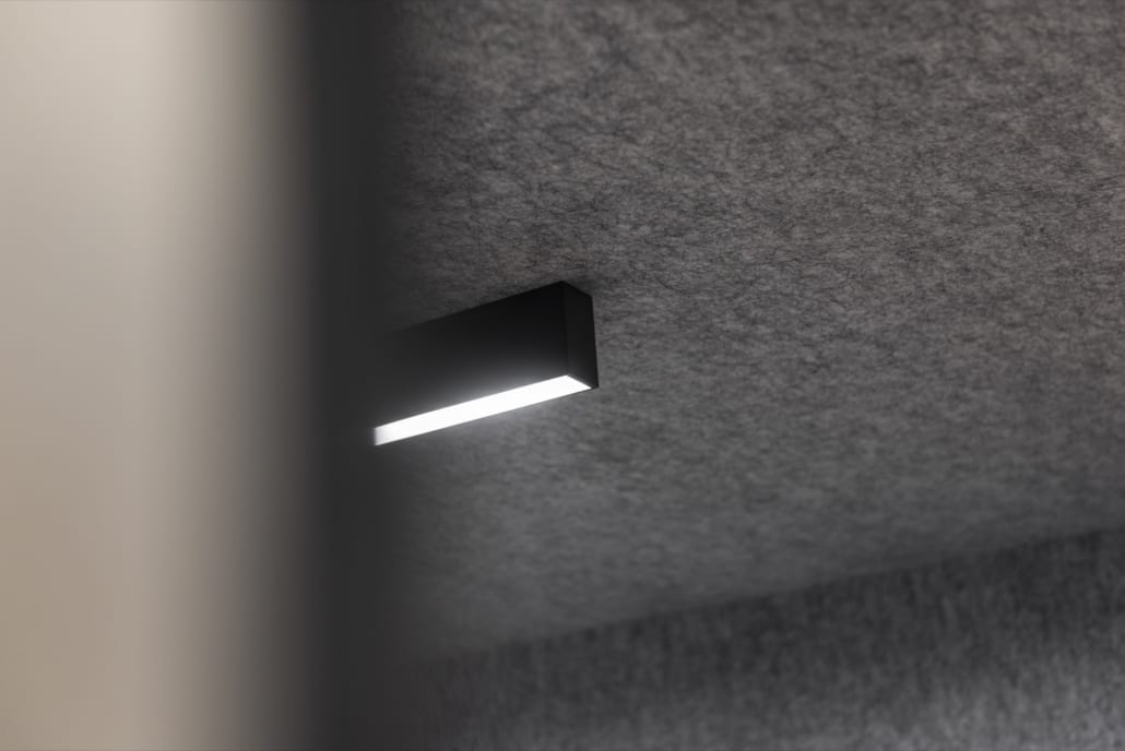 Détail plafond acoustique avec éclairage