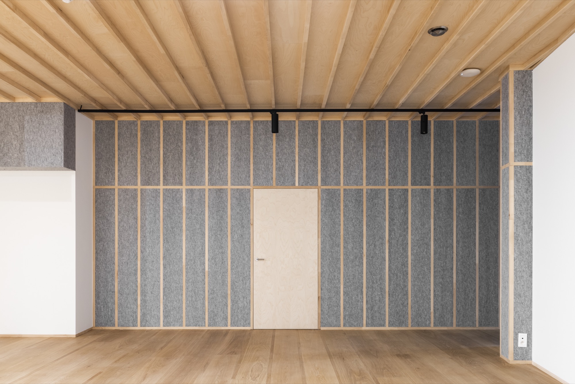 Espace de bureau acoustiquement optimisé avec murs et plafond en PETAC®